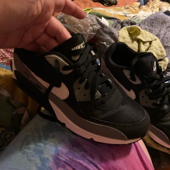 Size 9 very nice shoe . But does have a imperfection on right shoe - Picture 6 of 6